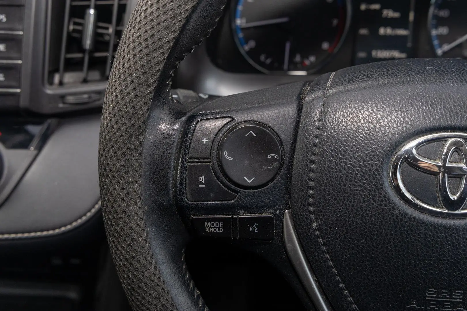 2017 Toyota RAV4 Gallery Image 11