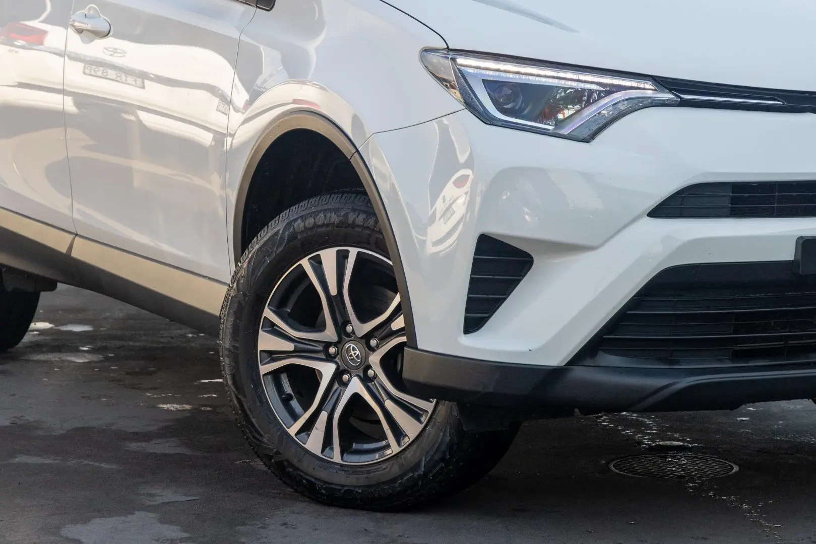 2016 Toyota RAV4 Gallery Image 6