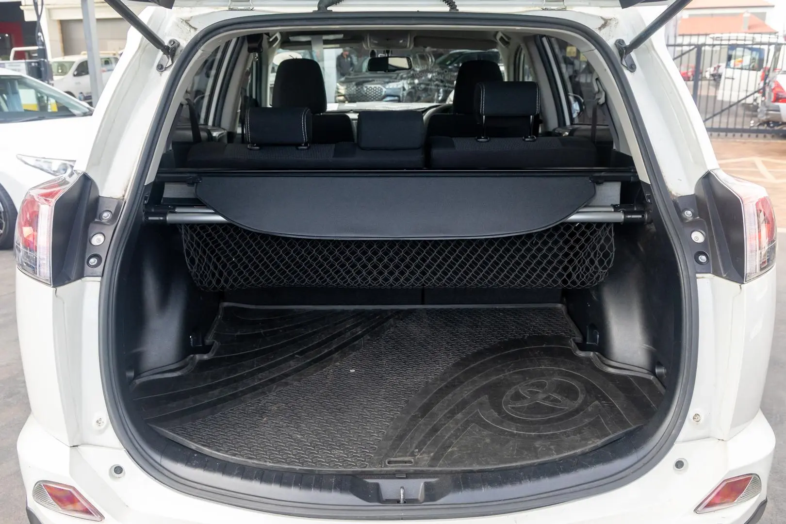 2017 Toyota RAV4 Gallery Image 19