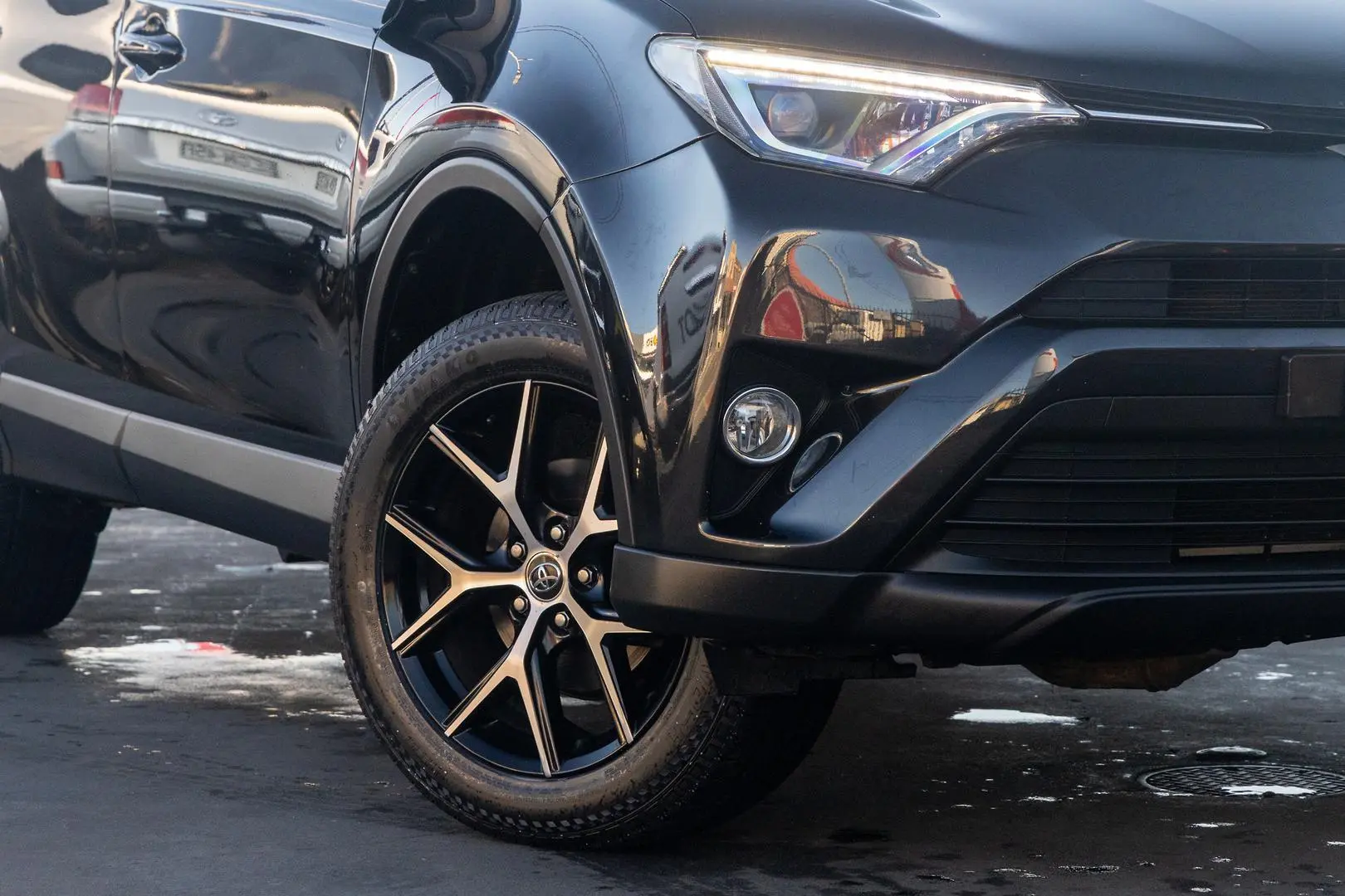 2017 Toyota RAV4 Gallery Image 6