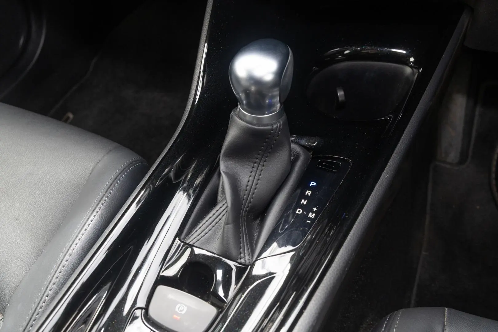 2018 Toyota C-HR Gallery Image 17