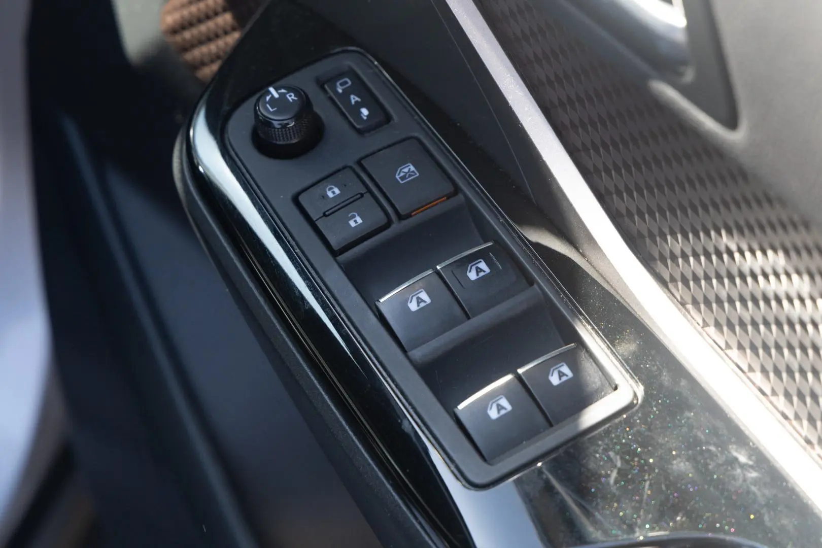 2018 Toyota C-HR Gallery Image 18