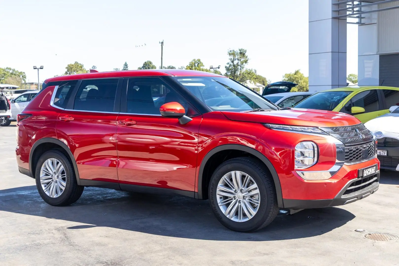 2023 Mitsubishi Outlander Gallery Image 3