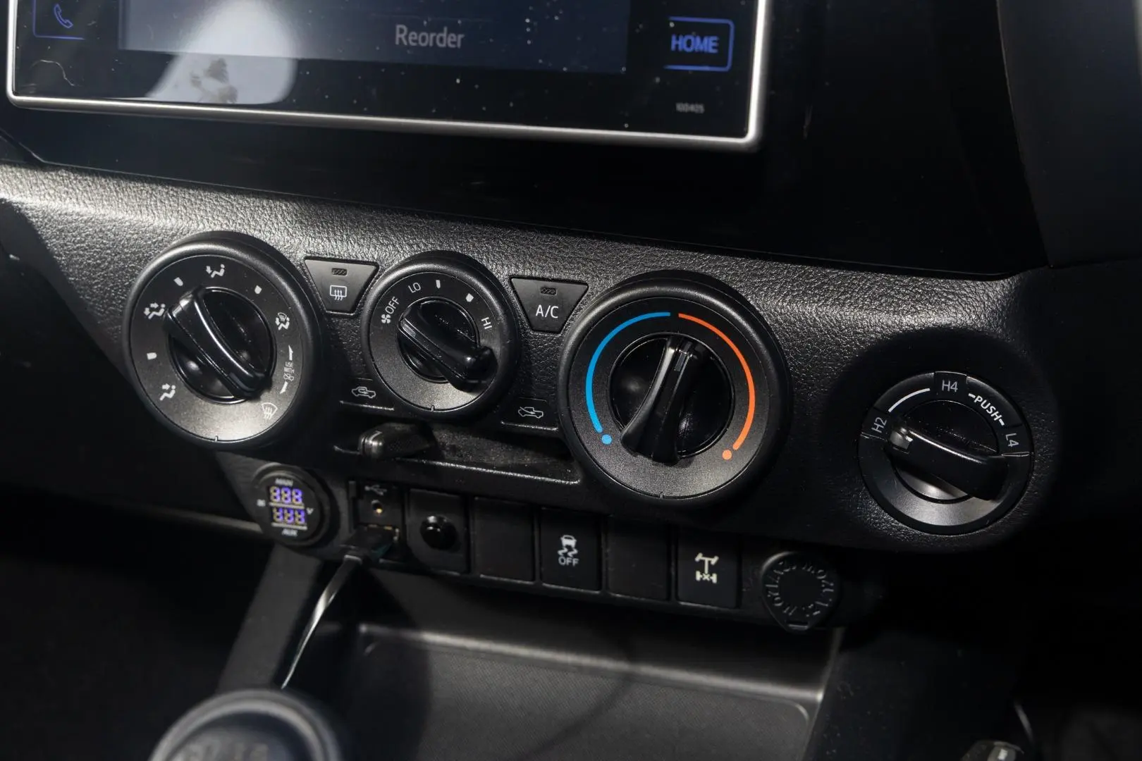 2017 Toyota Hilux Gallery Image 16