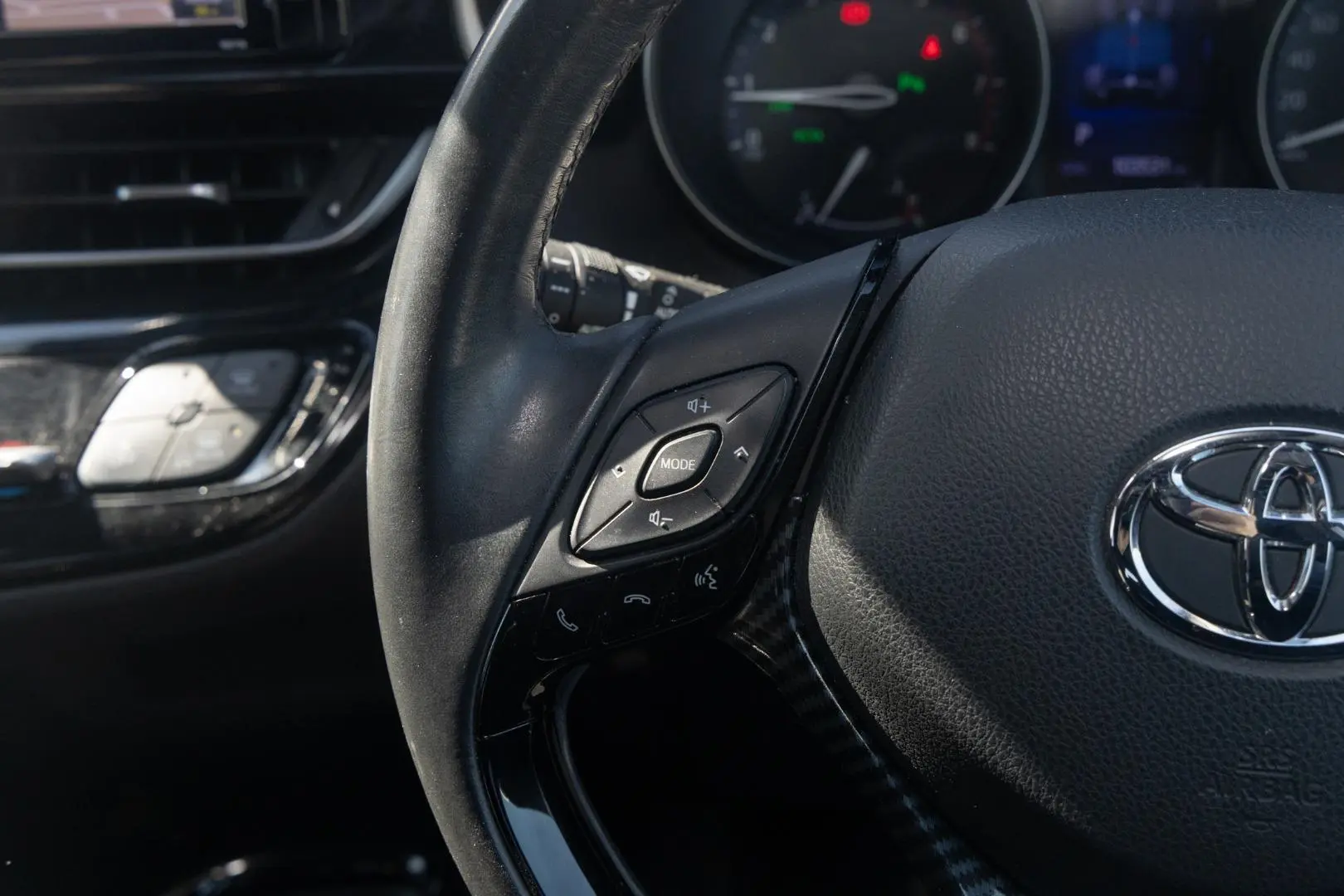 2018 Toyota C-HR Gallery Image 11