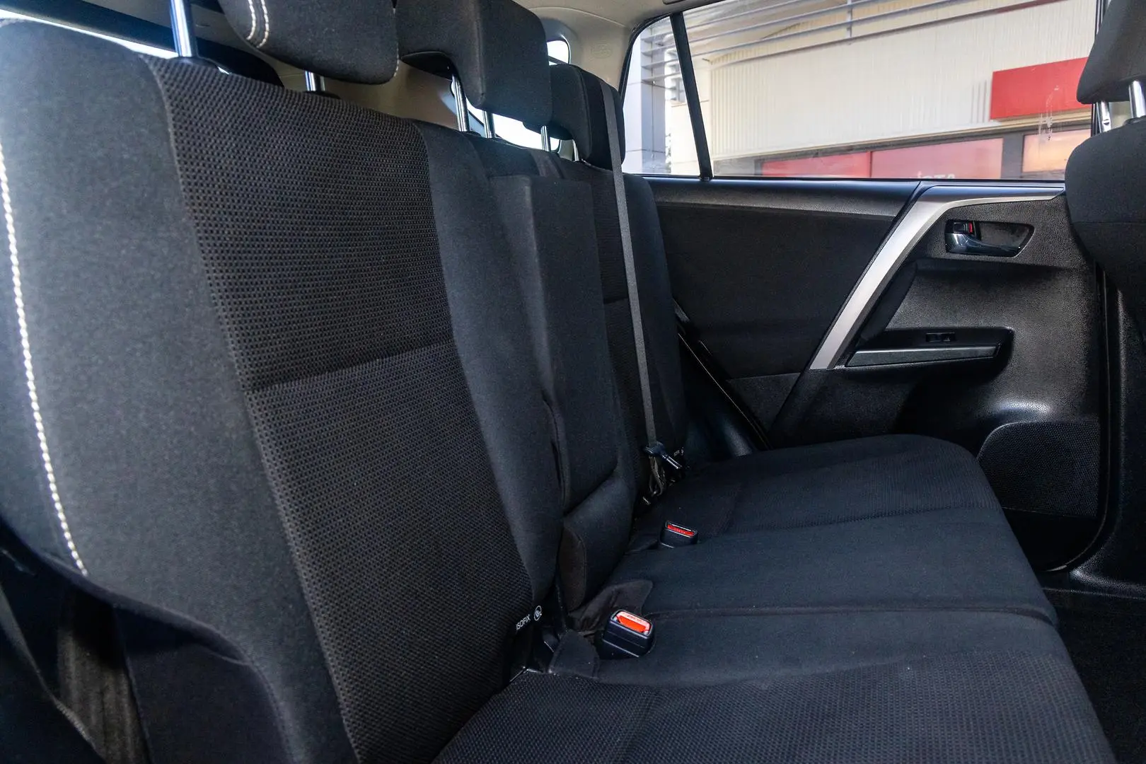 2017 Toyota RAV4 Gallery Image 9