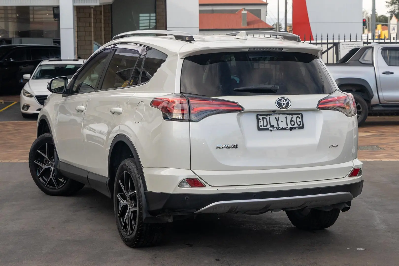 2017 Toyota RAV4 Gallery Image 2