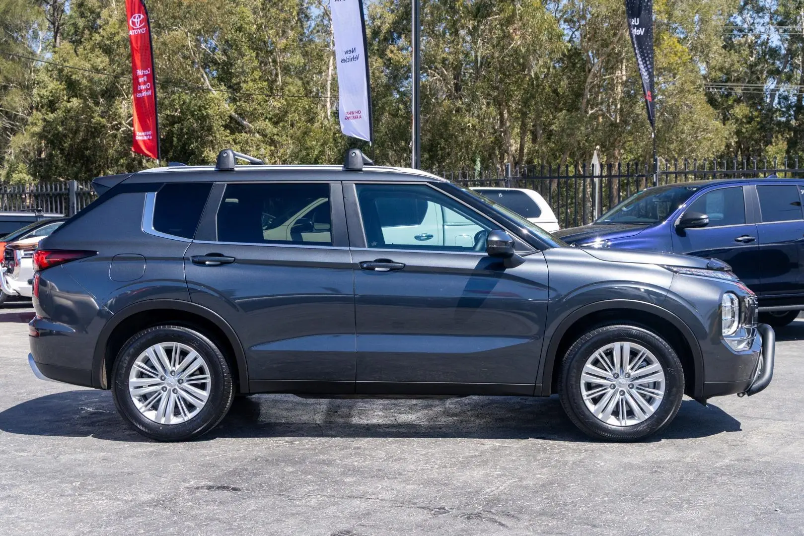 2025 Mitsubishi Outlander Gallery Image 3