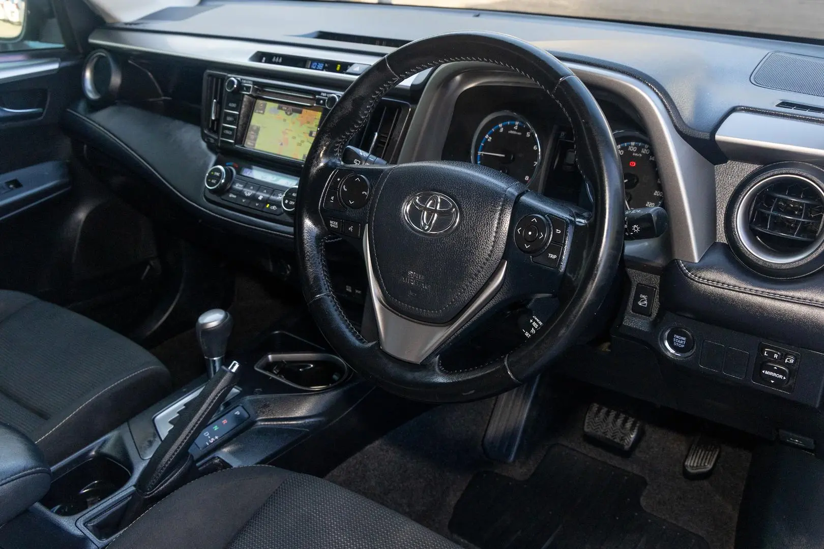 2017 Toyota RAV4 Gallery Image 7