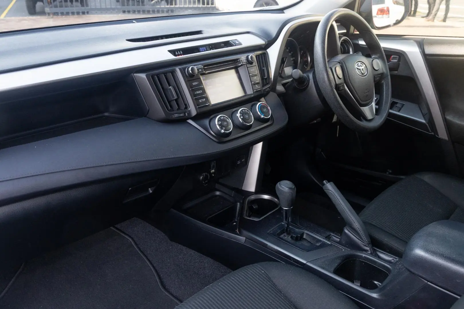 2016 Toyota RAV4 Gallery Image 8