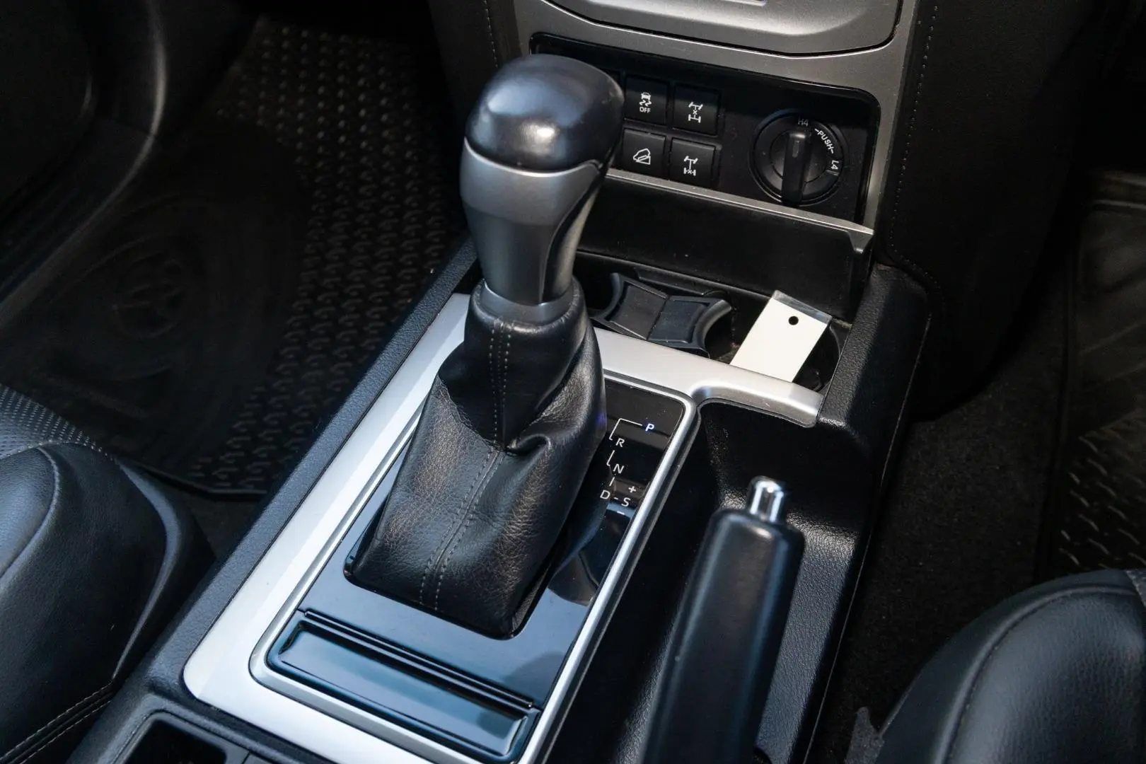 2020 Toyota Landcruiser Prado Gallery Image 17