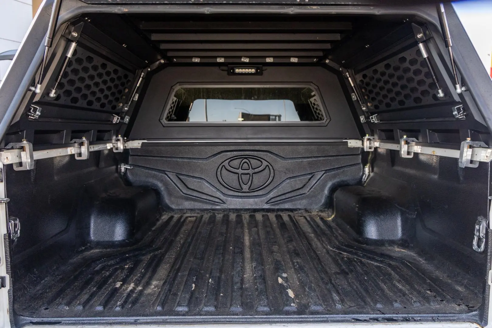 2017 Toyota Hilux Gallery Image 19