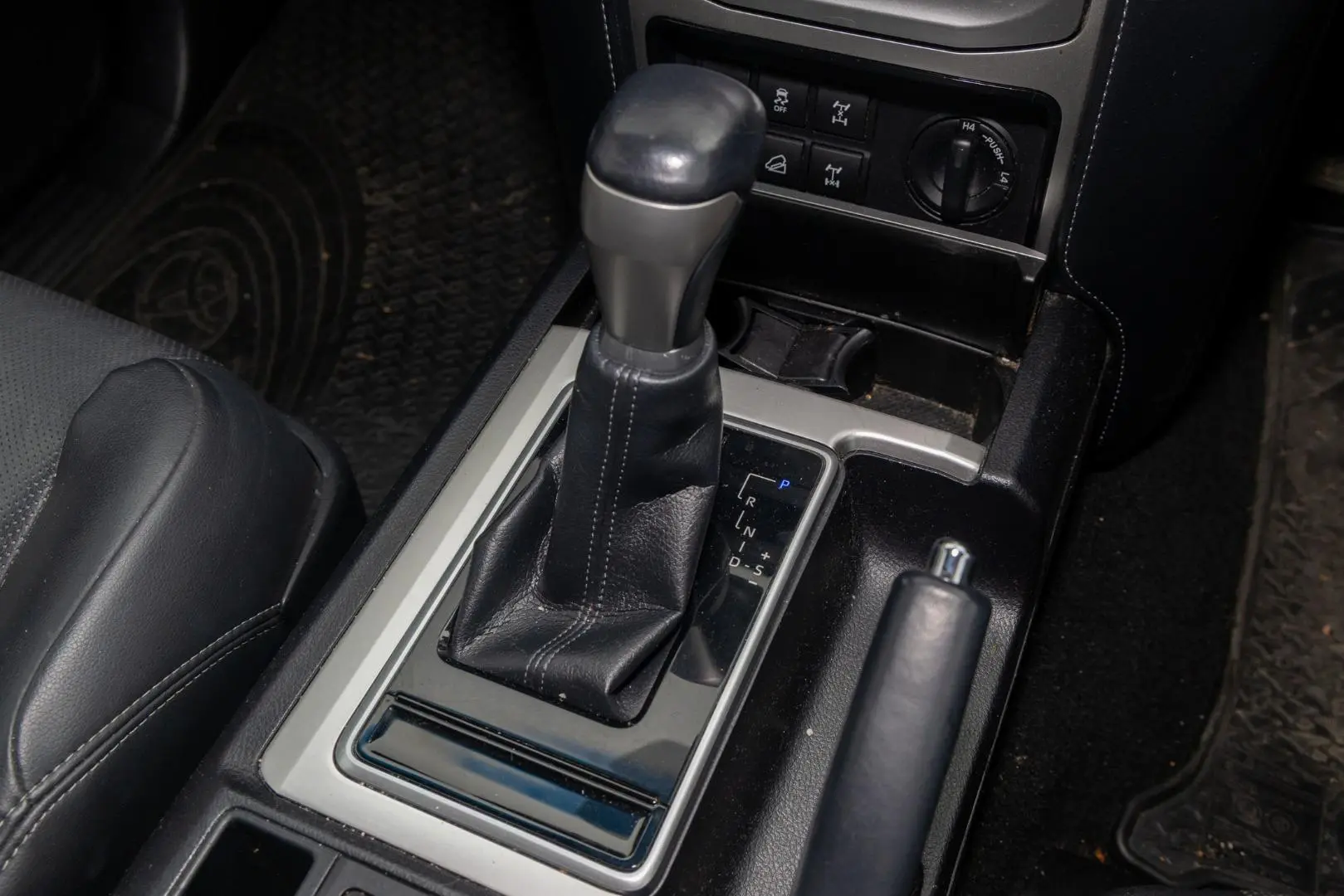 2019 Toyota Landcruiser Prado Gallery Image 17