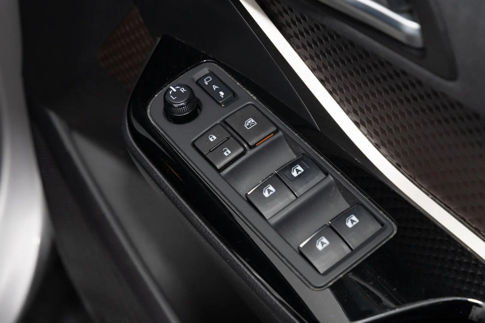 2019 Toyota C-HR Gallery Image 17
