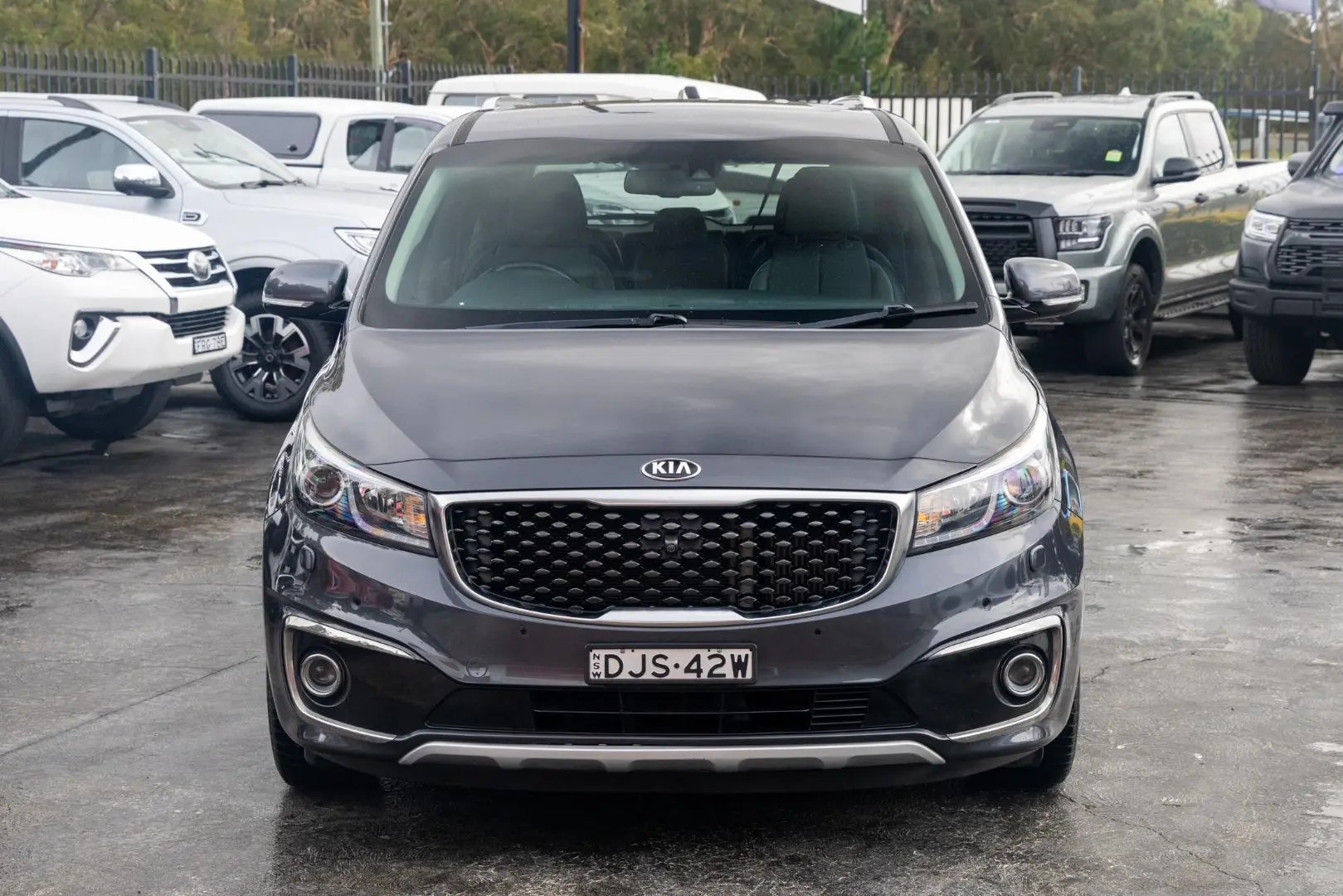 2017 Kia Carnival Gallery Image 4