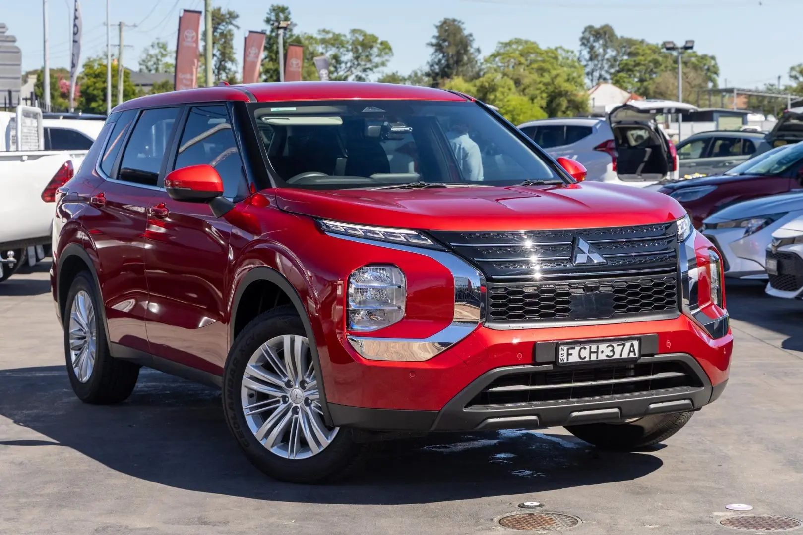 2023 Mitsubishi Outlander Gallery Image 1