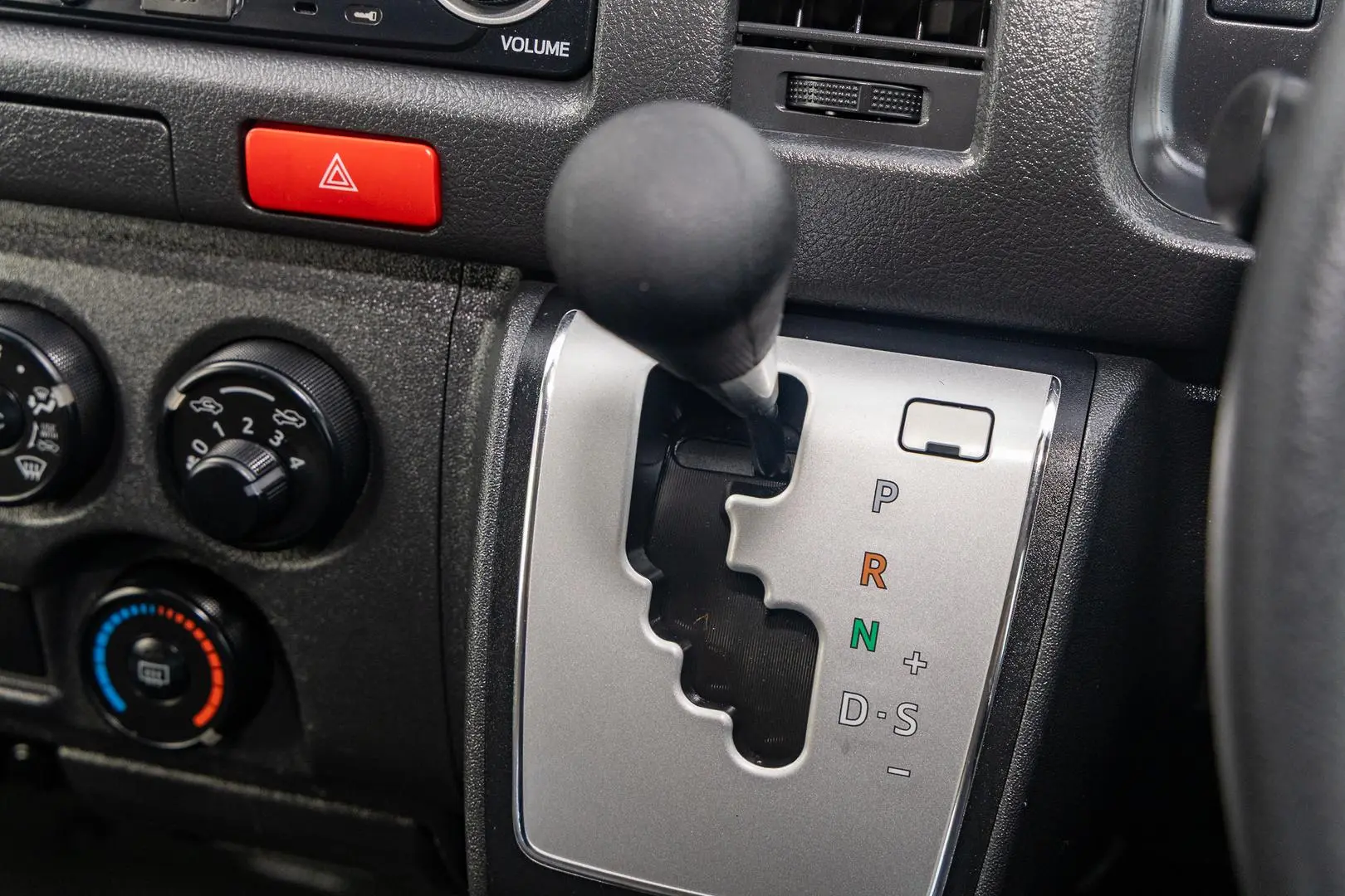 2015 Toyota Hiace Gallery Image 17