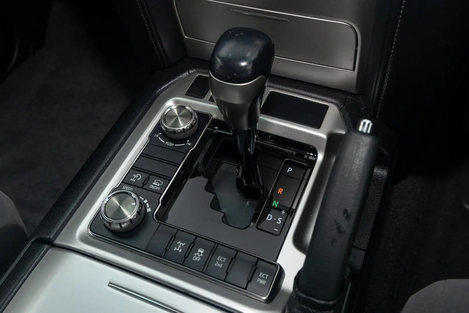 2017 Toyota Landcruiser Gallery Image 12