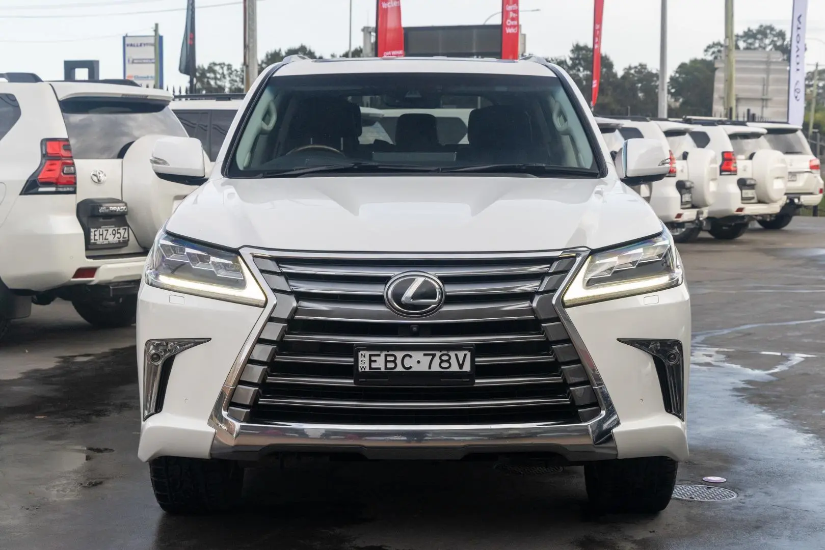 2017 Lexus LX Gallery Image 4
