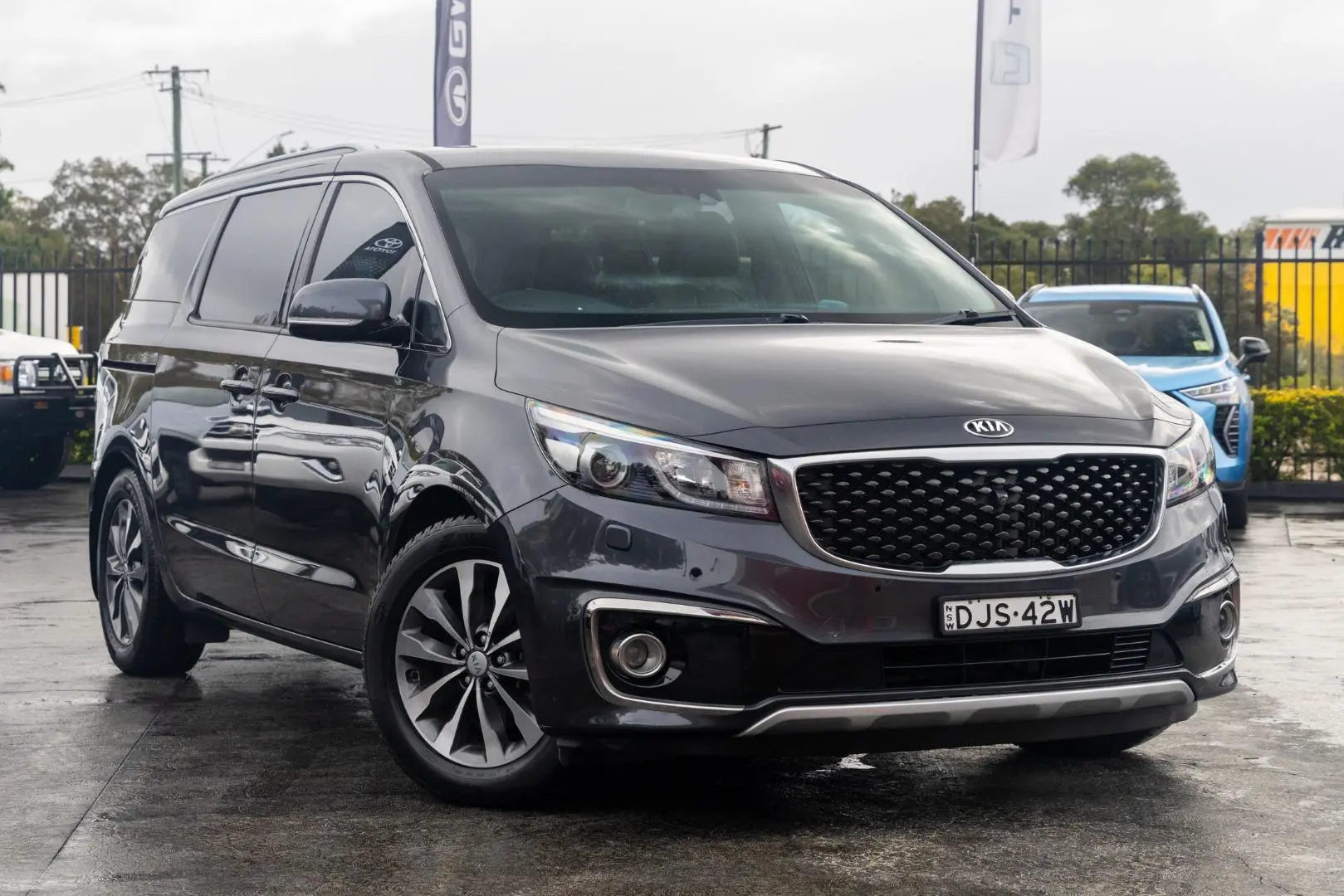 2017 Kia Carnival Gallery Image 1