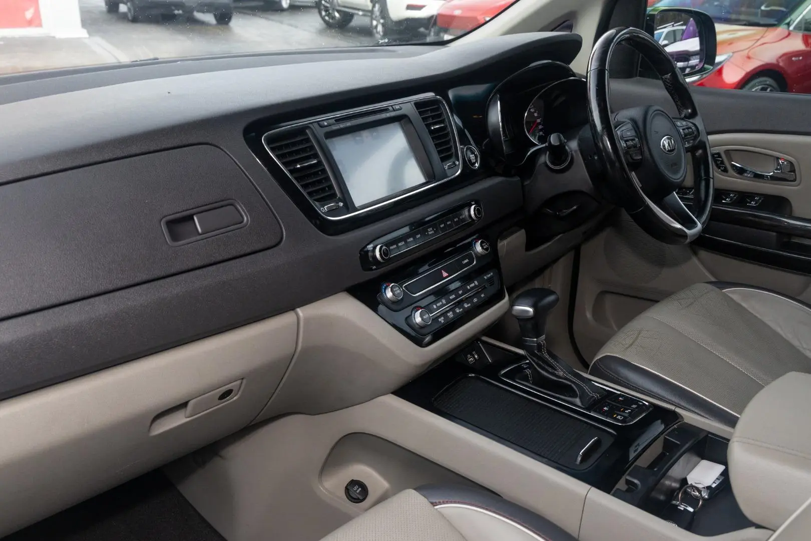 2017 Kia Carnival Gallery Image 8