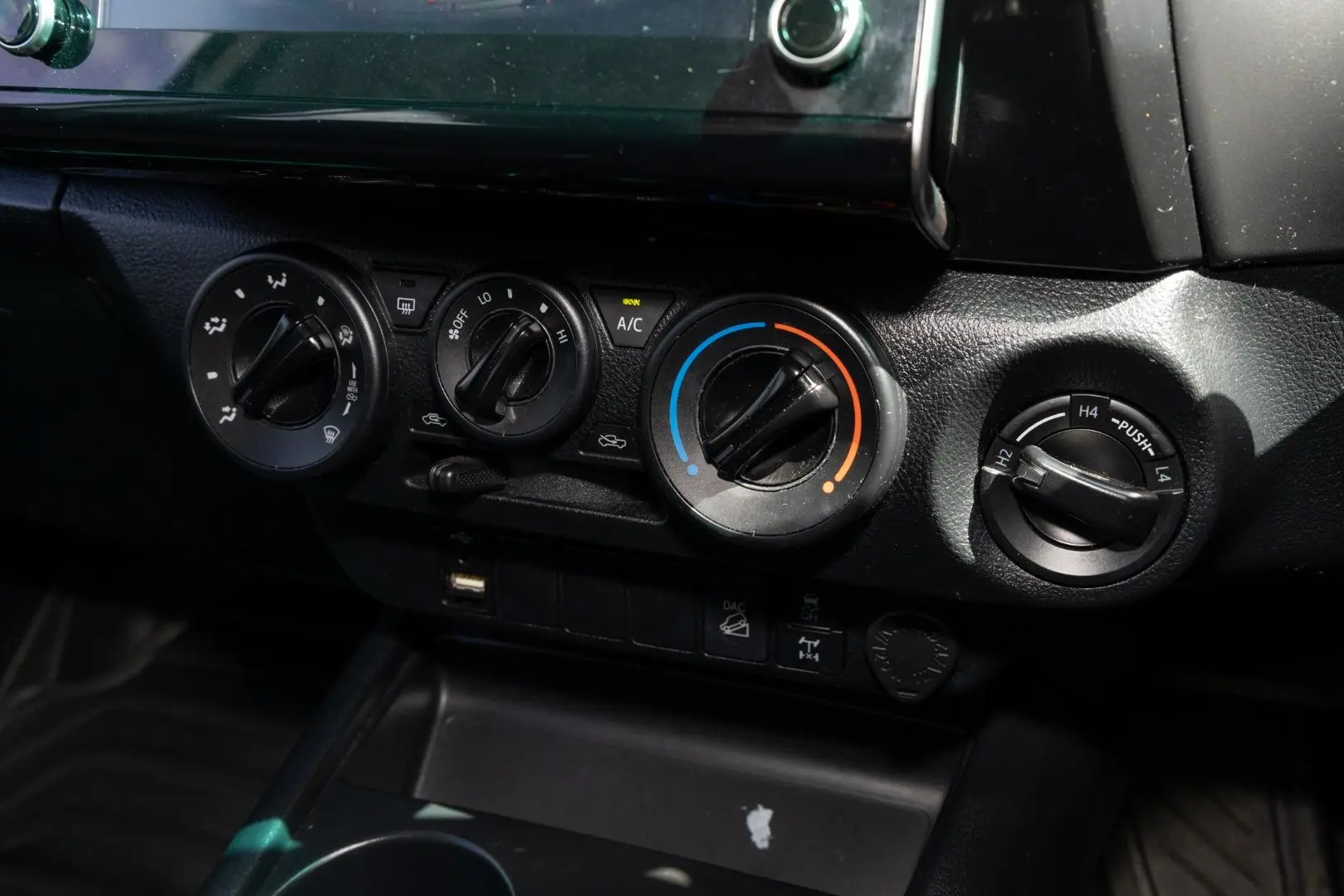 2020 Toyota Hilux Gallery Image 16