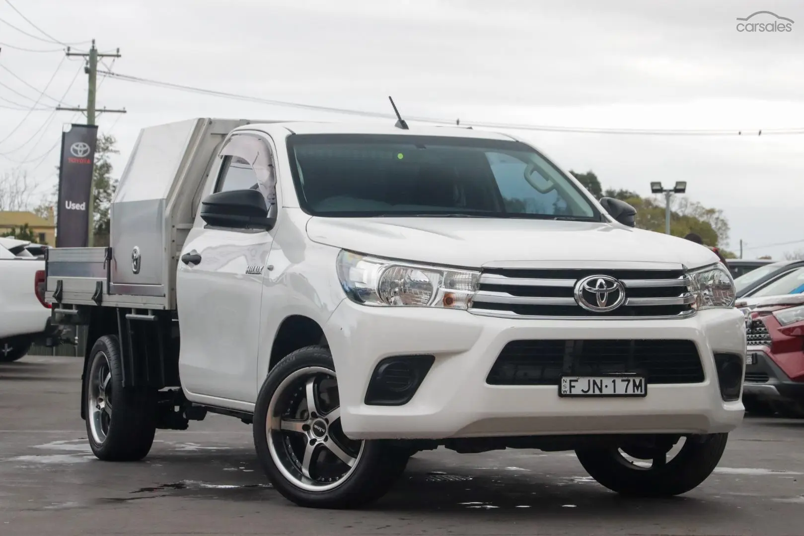 2017 Toyota Hilux Image 1