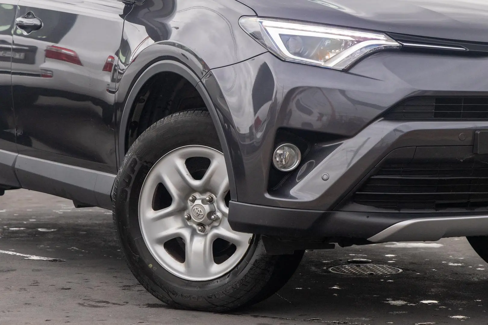 2018 Toyota RAV4 Gallery Image 6