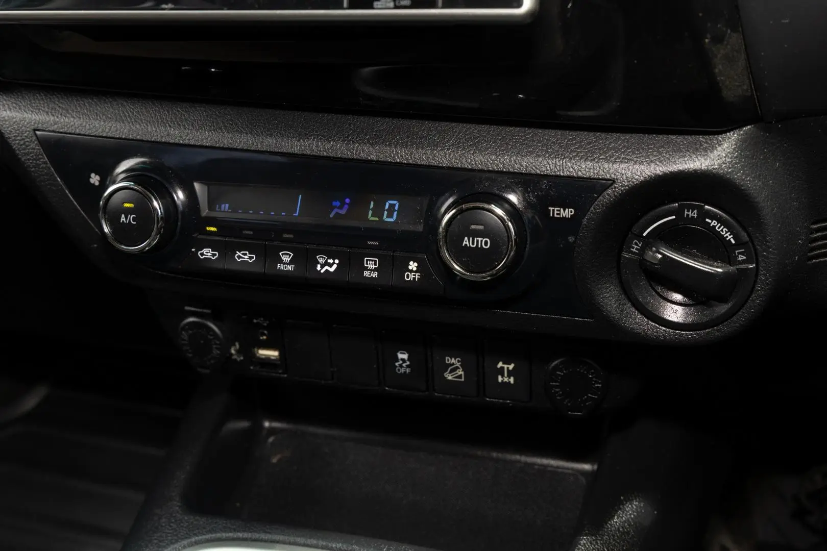 2018 Toyota Hilux Gallery Image 16