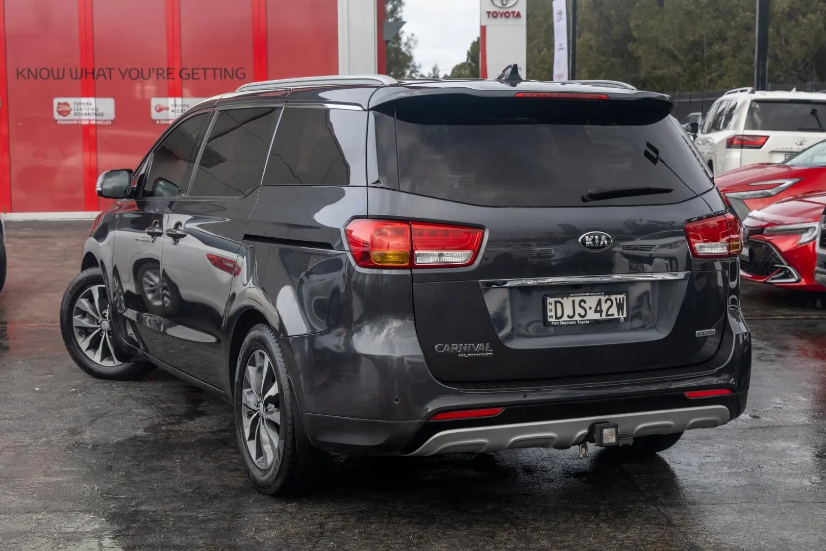 2017 Kia Carnival Gallery Image 2