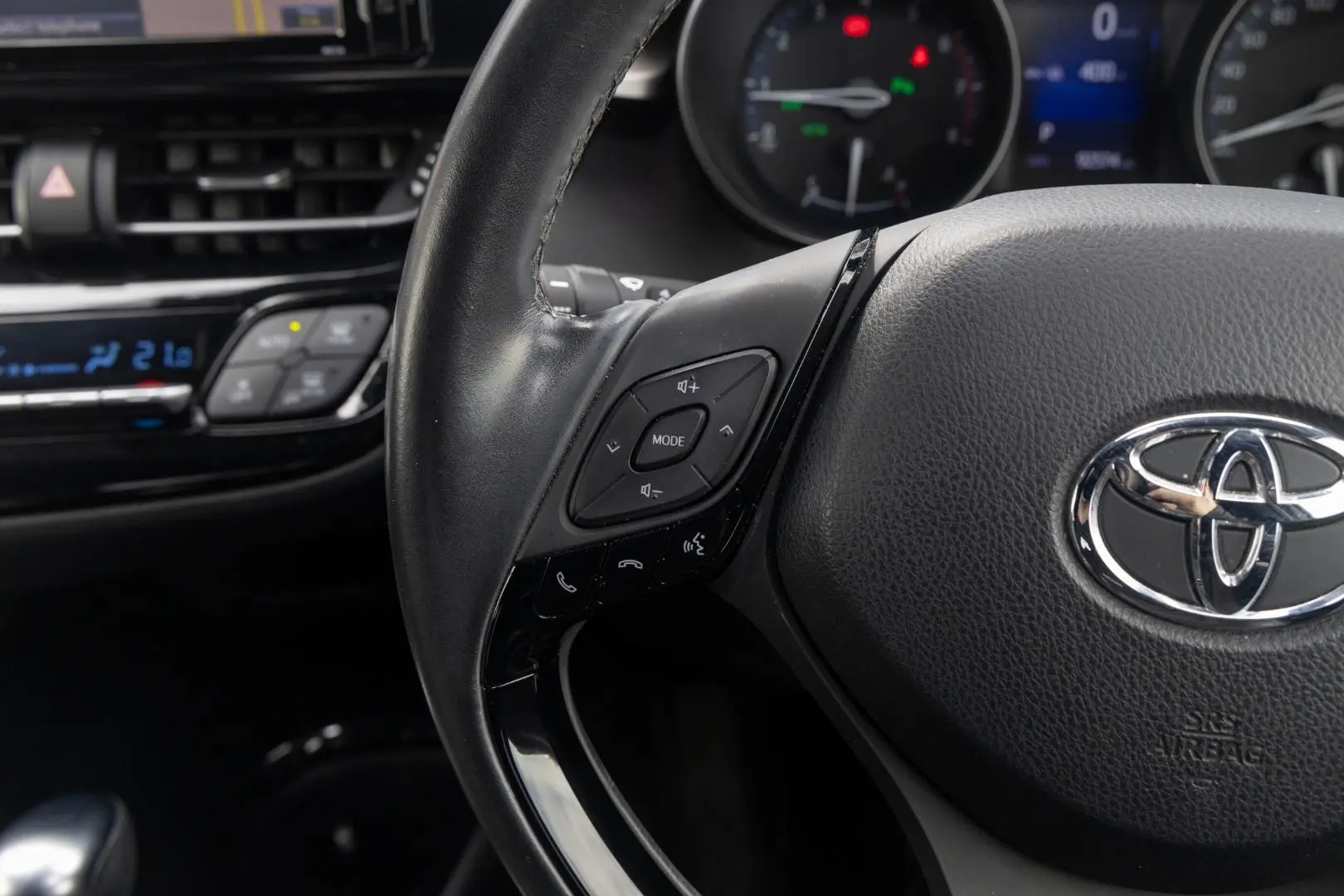 2018 Toyota C-HR Gallery Image 11