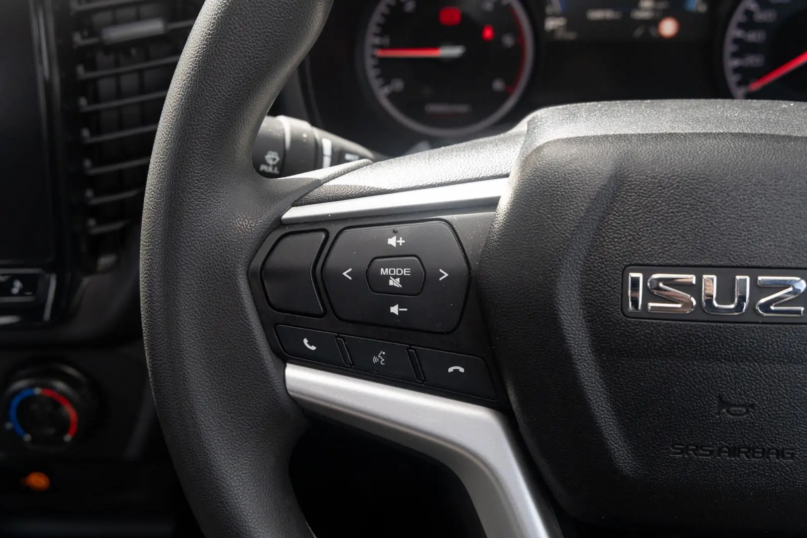 2023 Isuzu D-MAX Gallery Image 11