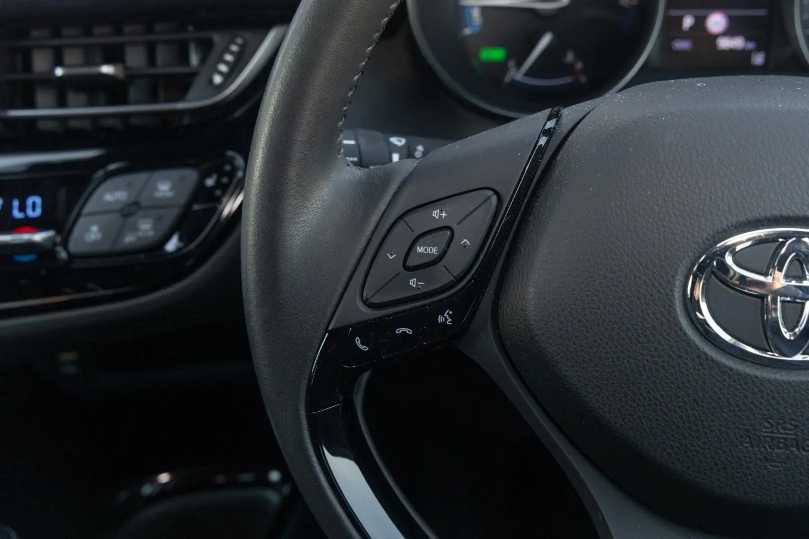2022 Toyota C-HR Gallery Image 12