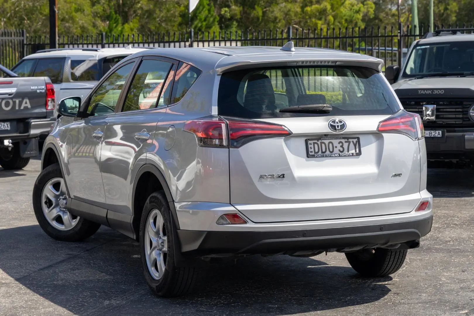 2016 Toyota RAV4 Gallery Image 2