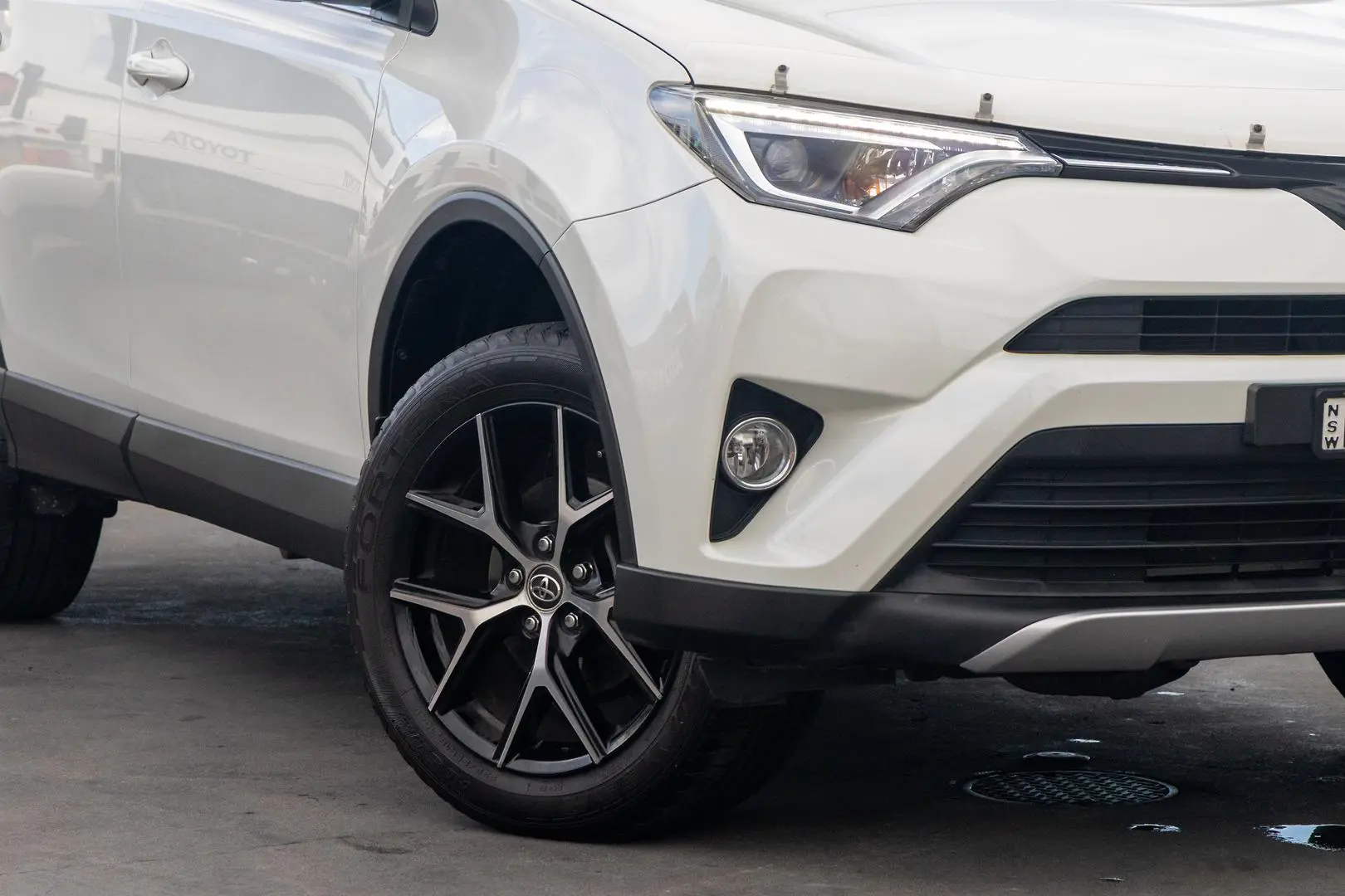 2017 Toyota RAV4 Gallery Image 6