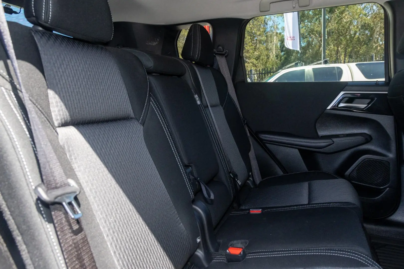 2025 Mitsubishi Outlander Gallery Image 9