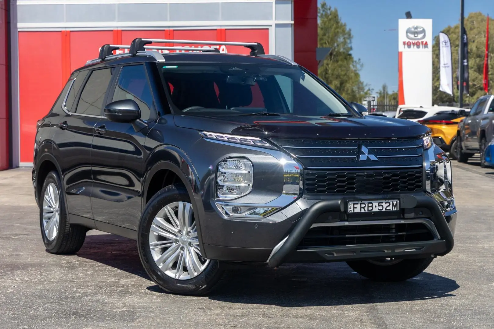 2025 Mitsubishi Outlander Gallery Image 1