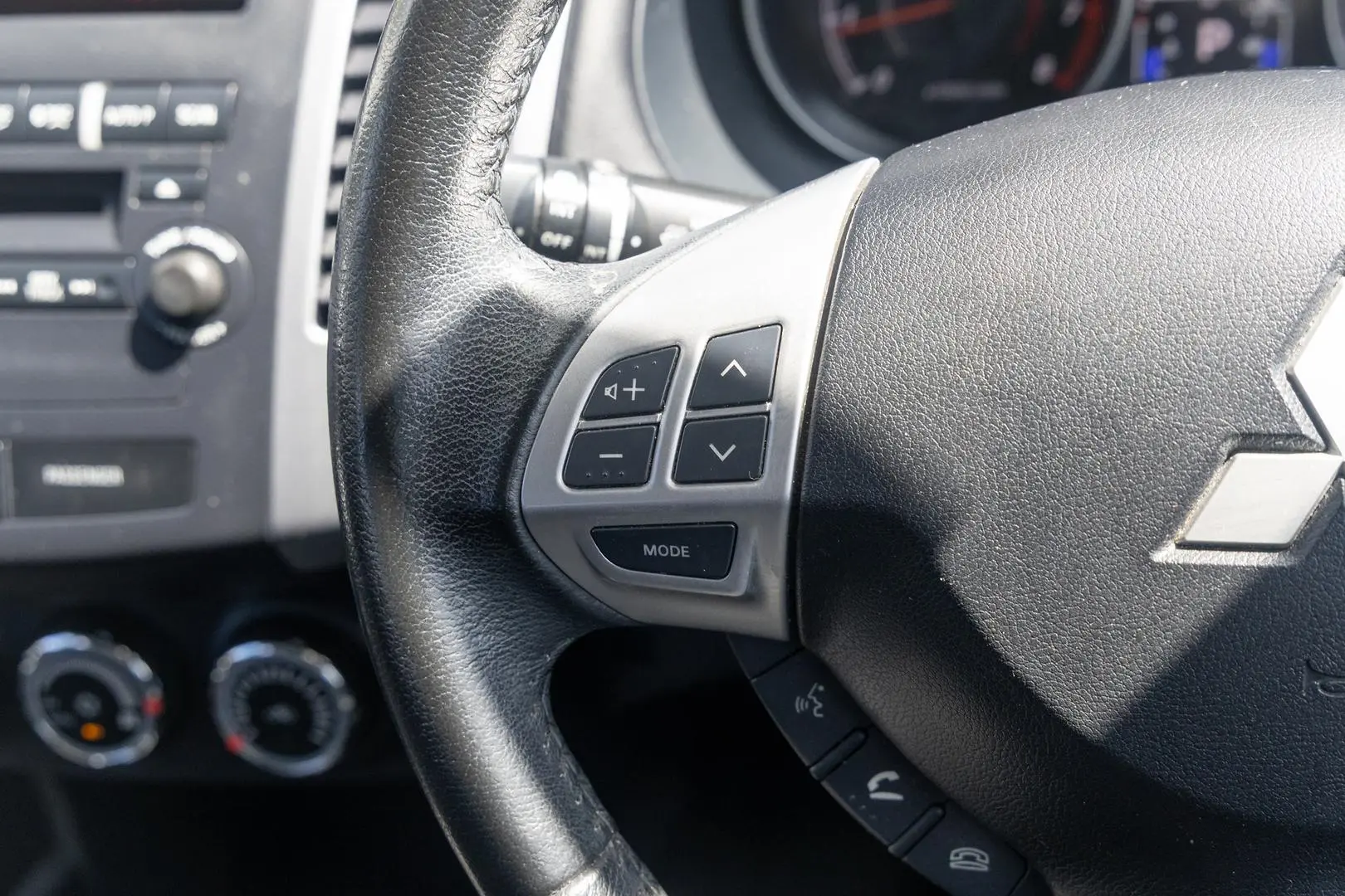 2012 Mitsubishi Outlander Gallery Image 11