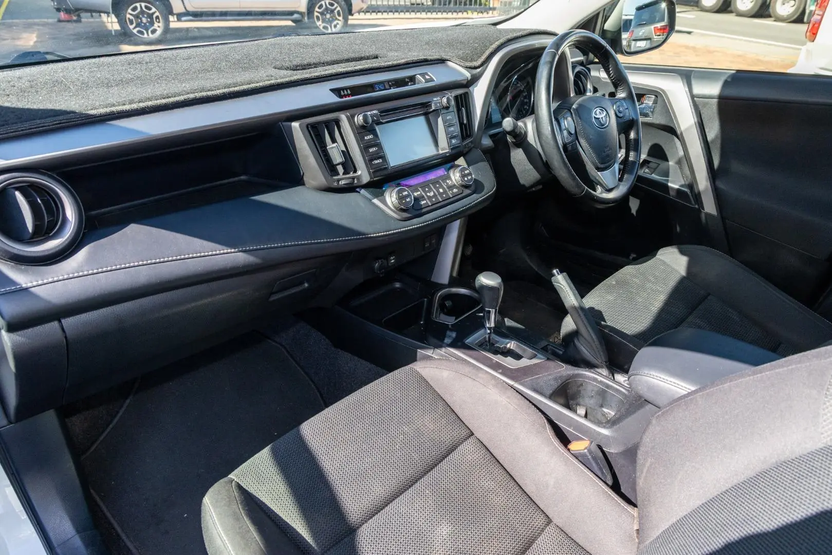 2017 Toyota RAV4 Gallery Image 8
