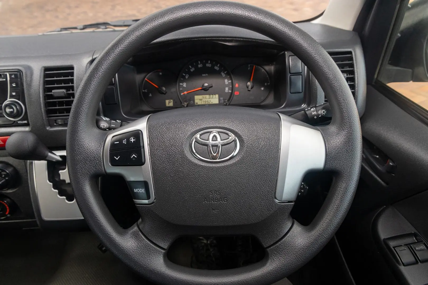 2015 Toyota Hiace Gallery Image 11