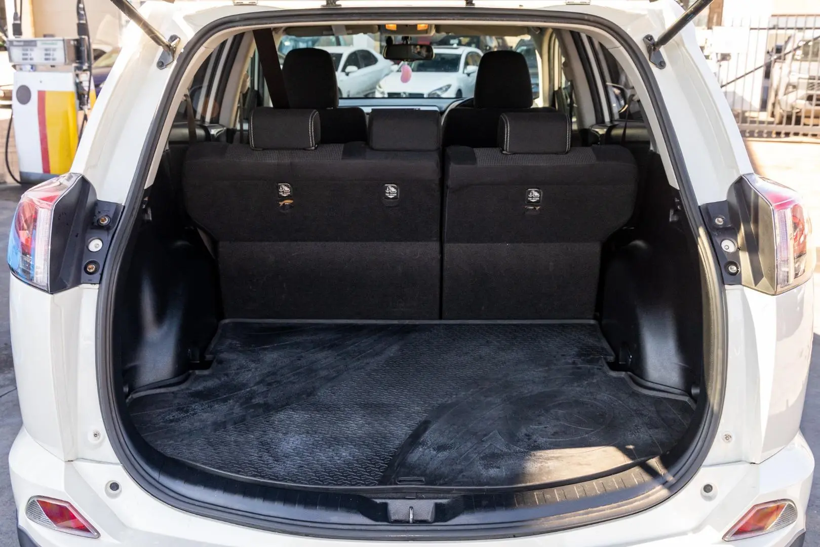 2016 Toyota RAV4 Gallery Image 19