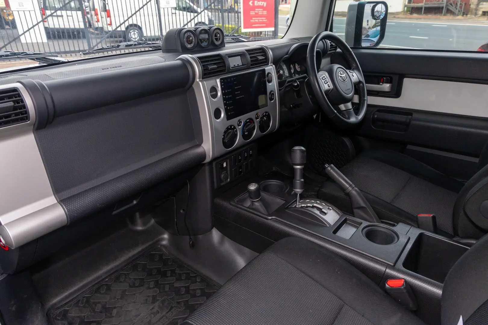 2011 Toyota FJ Cruiser Gallery Image 8