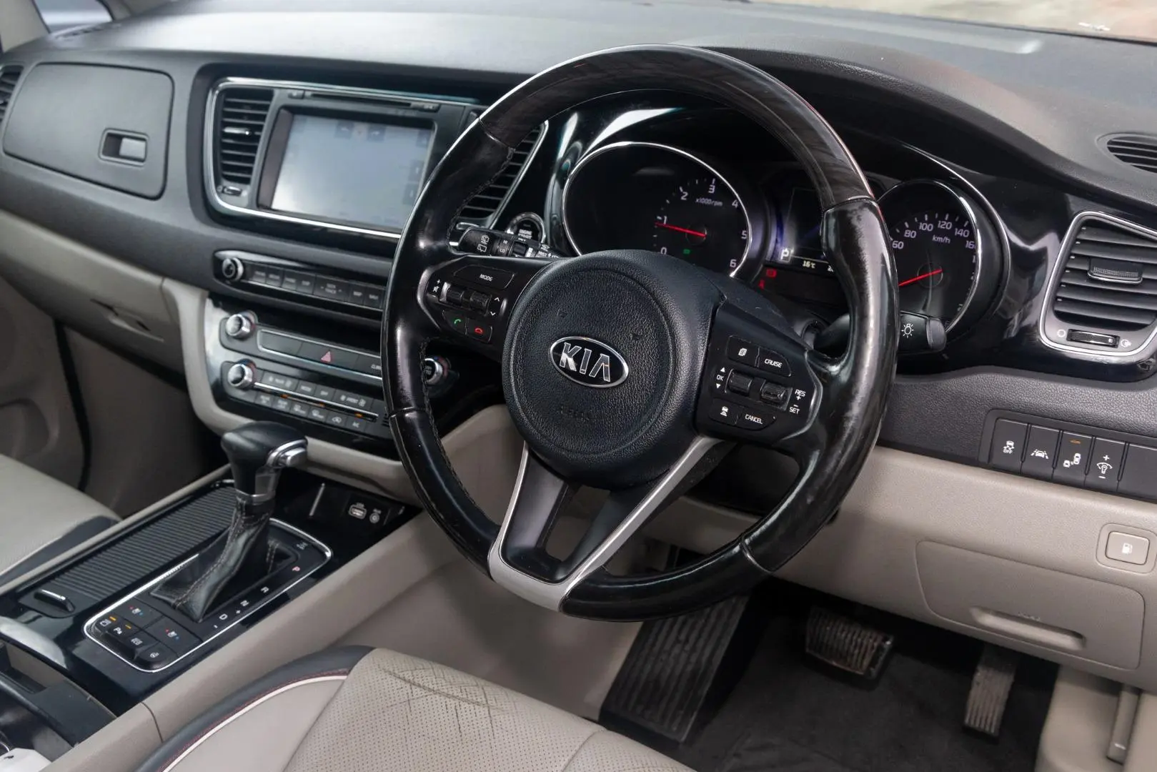 2017 Kia Carnival Gallery Image 7