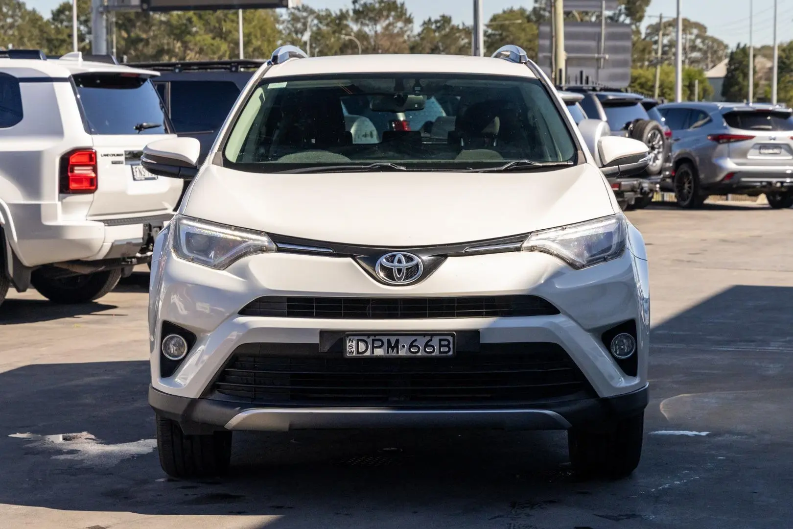 2017 Toyota RAV4 Gallery Image 4