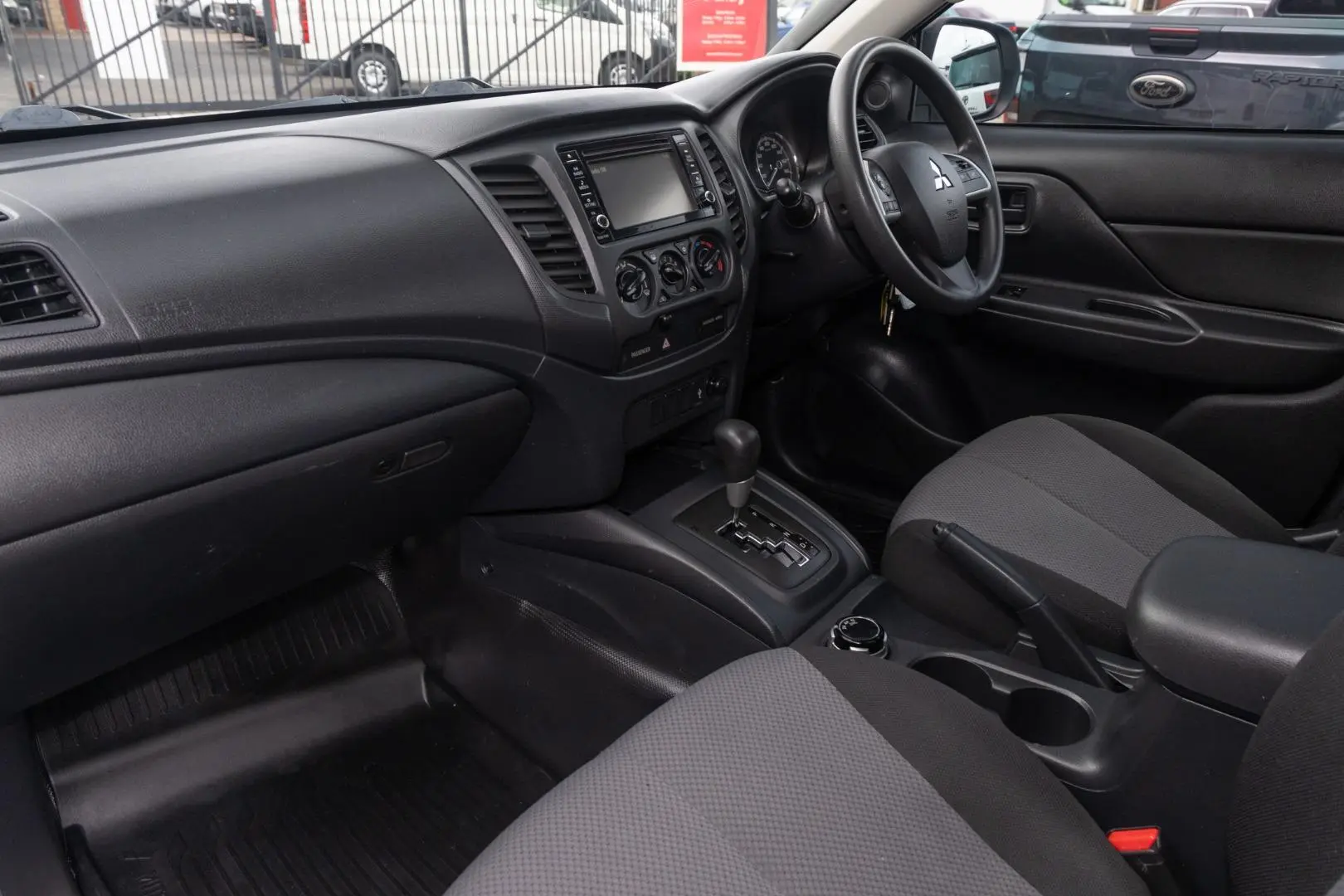 2022 Mitsubishi Triton Gallery Image 8