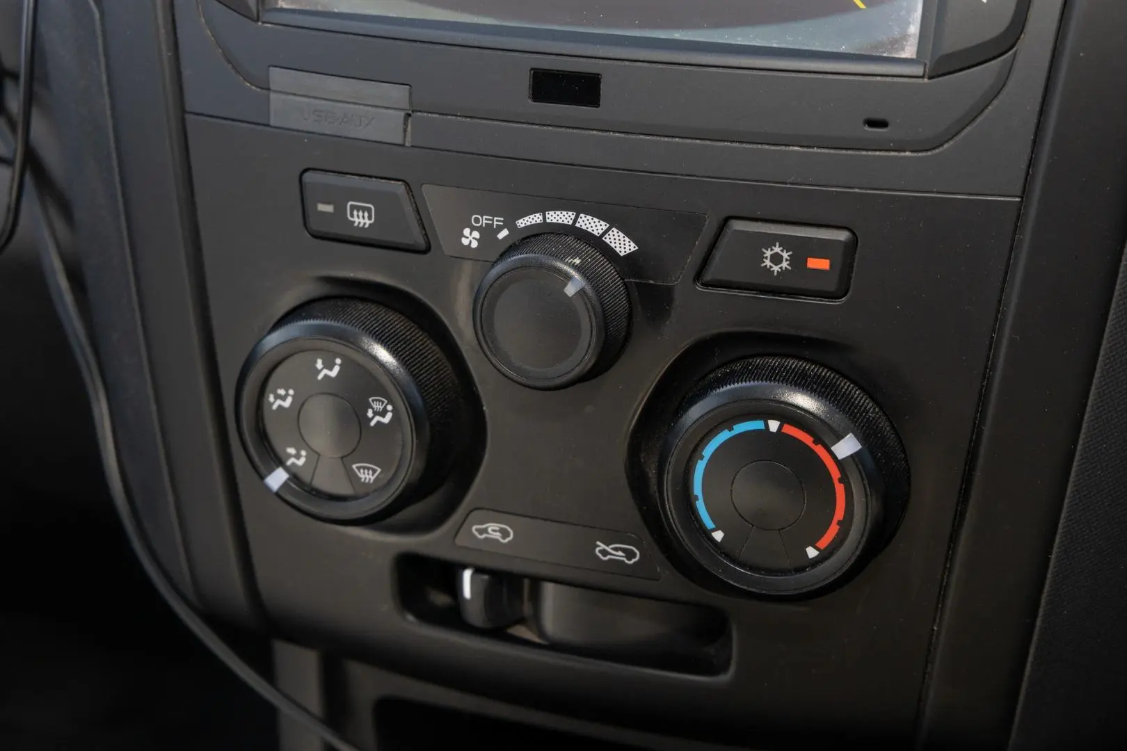 2019 Isuzu D-MAX Gallery Image 16