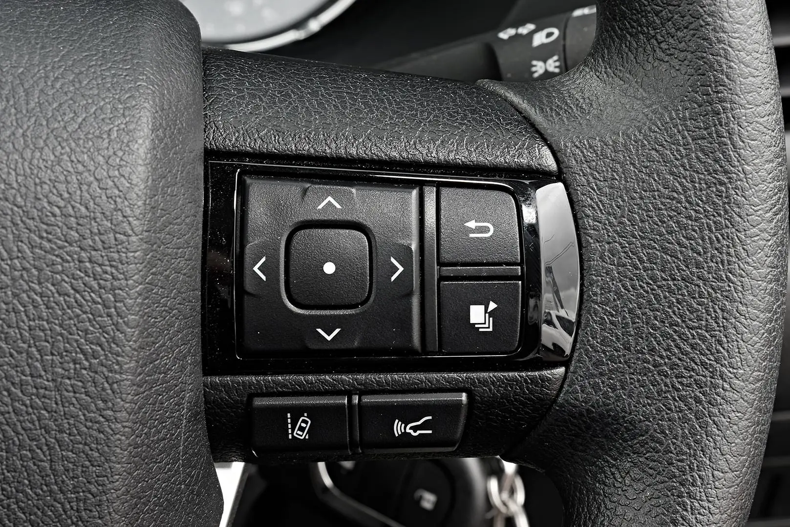 2025 Toyota Hilux Gallery Image 10