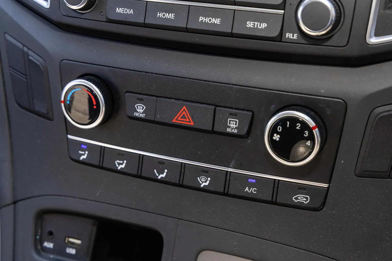 2020 Hyundai iLoad Gallery Image 16