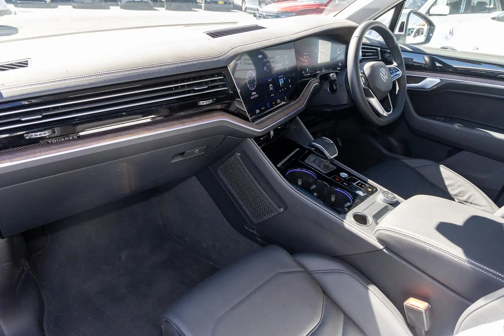 2024 Volkswagen Touareg Gallery Image 8