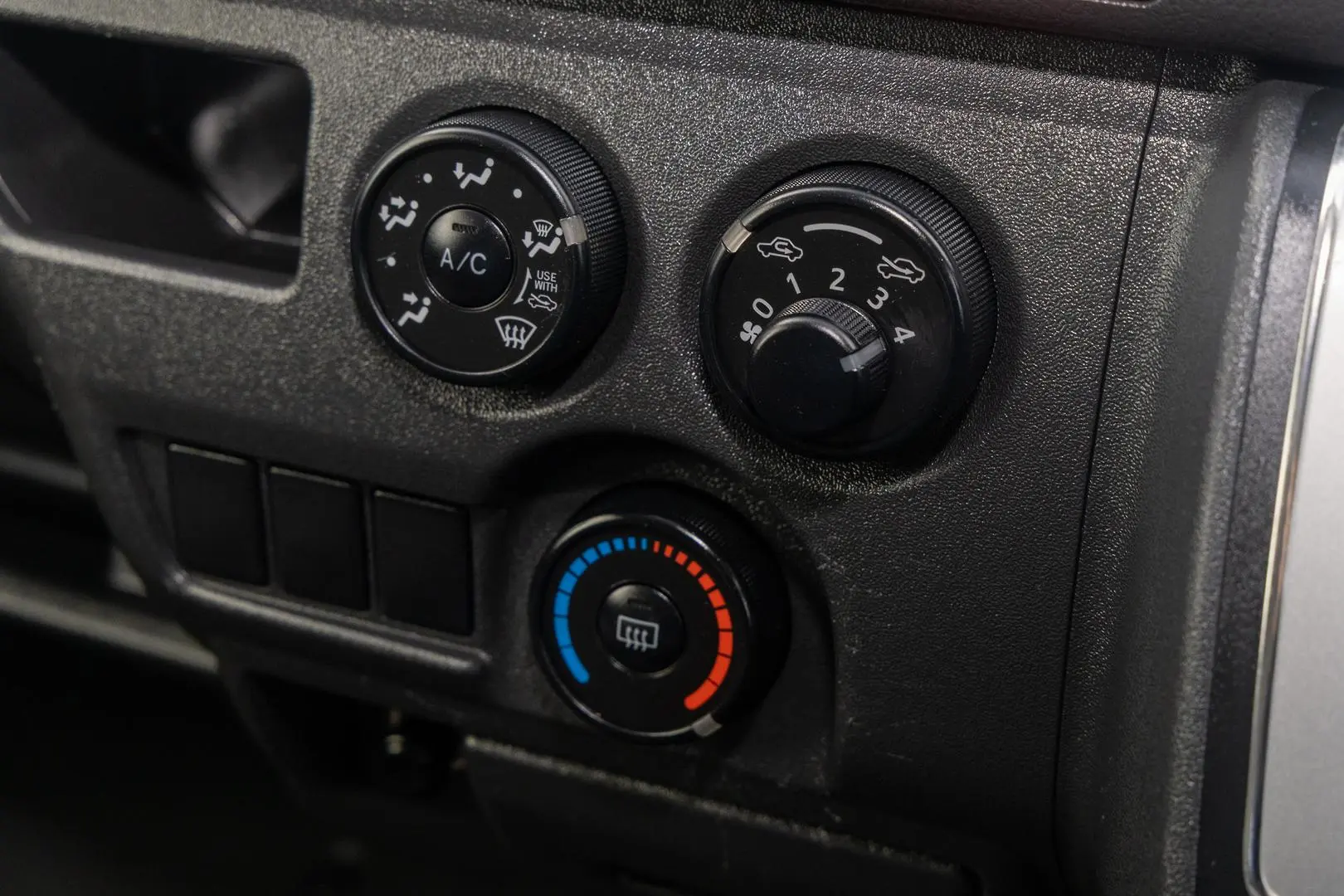 2015 Toyota Hiace Gallery Image 16